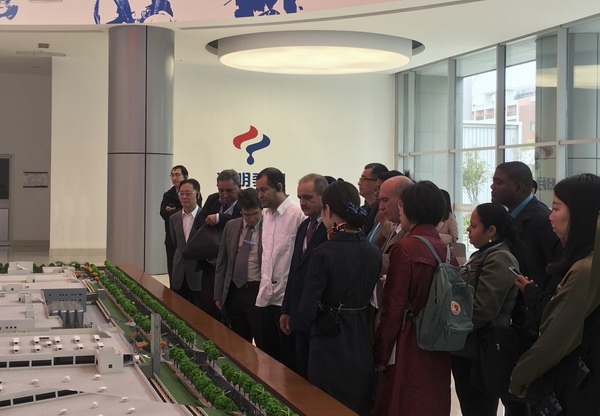調整大小 古巴共產黨省市委領導干部考察團訪問光明食品集團光明乳業華東工廠-.jpg 調整大小 古巴共產黨省市委領導干部考察團訪問光明食品集團光明乳業華東工廠-.jpg