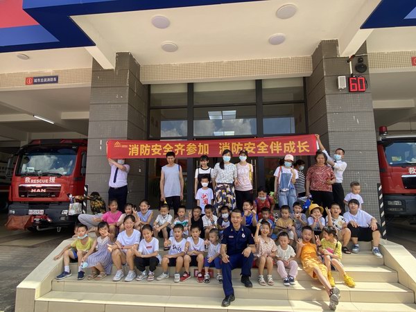 調整大小 光明地產服務集團旺都物業小小“萌娃”體驗別樣消防生活.jpg 調整大小 光明地產服務集團旺都物業小小“萌娃”體驗別樣消防生活.jpg